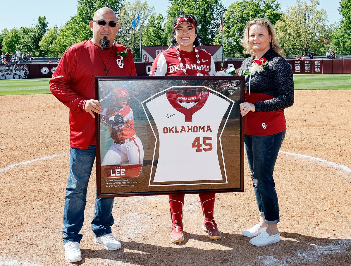 OU_Softball's tweet photo. Give them 𝐚𝐥𝐥 the flowers 💐 https://t.co/g0w6SAPVgK