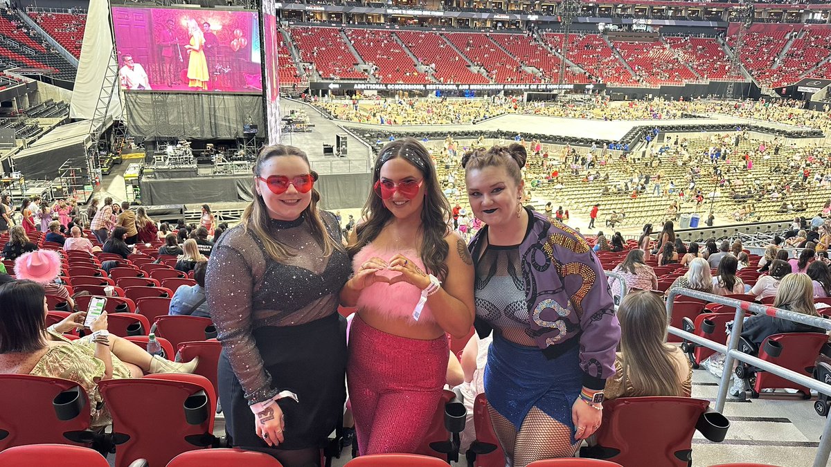 DaniBeeDabbles's tweet photo. We’re…ready for it #AtlantaTSTheErasTour #TSErasTour @taylornation13 https://t.co/qbRyzi639p