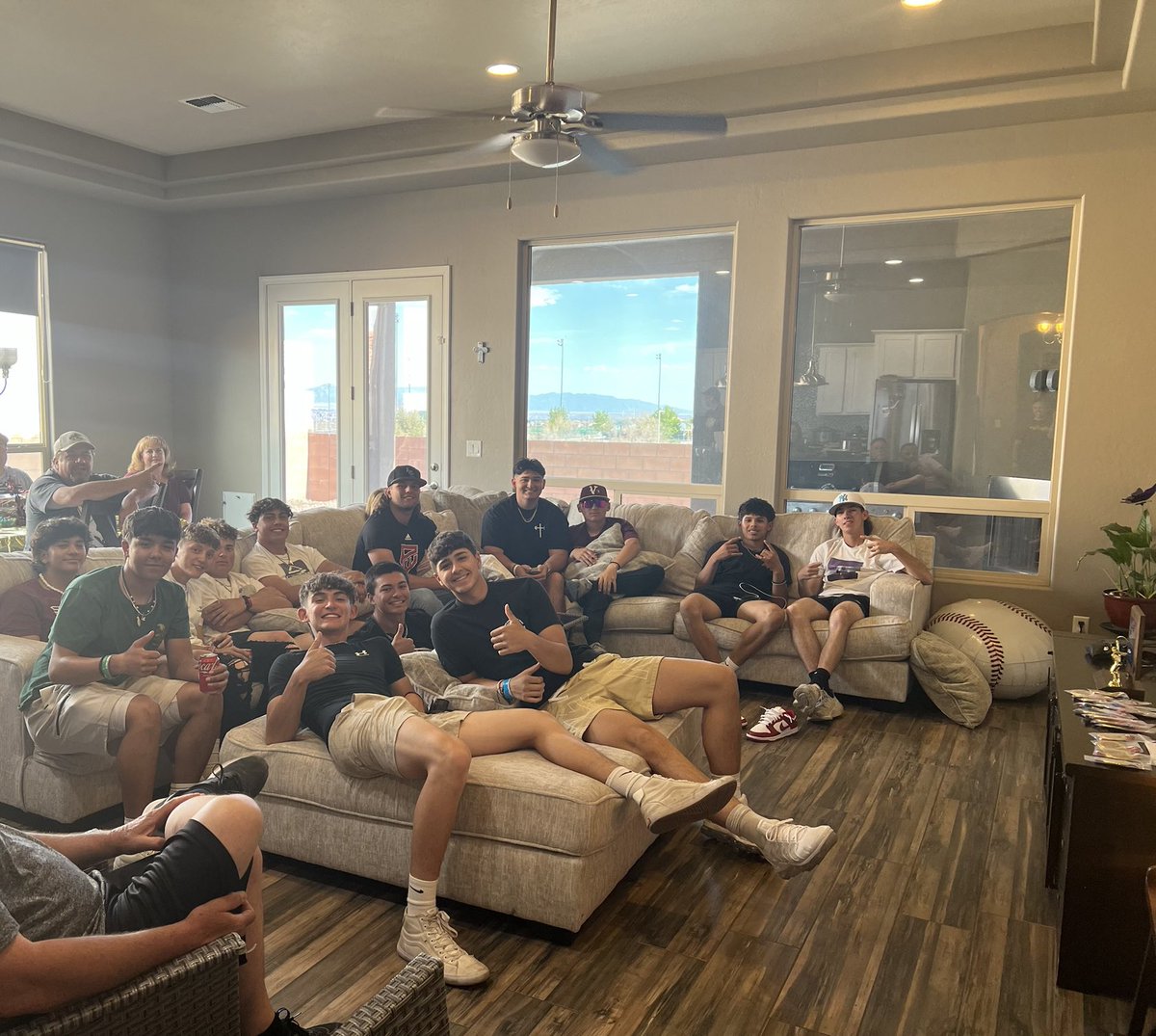anna_alameda's tweet photo. Valley Boys 2023 watch party ⁦@ProViewTV⁩ ⚾️ https://t.co/vsxfKlpkir