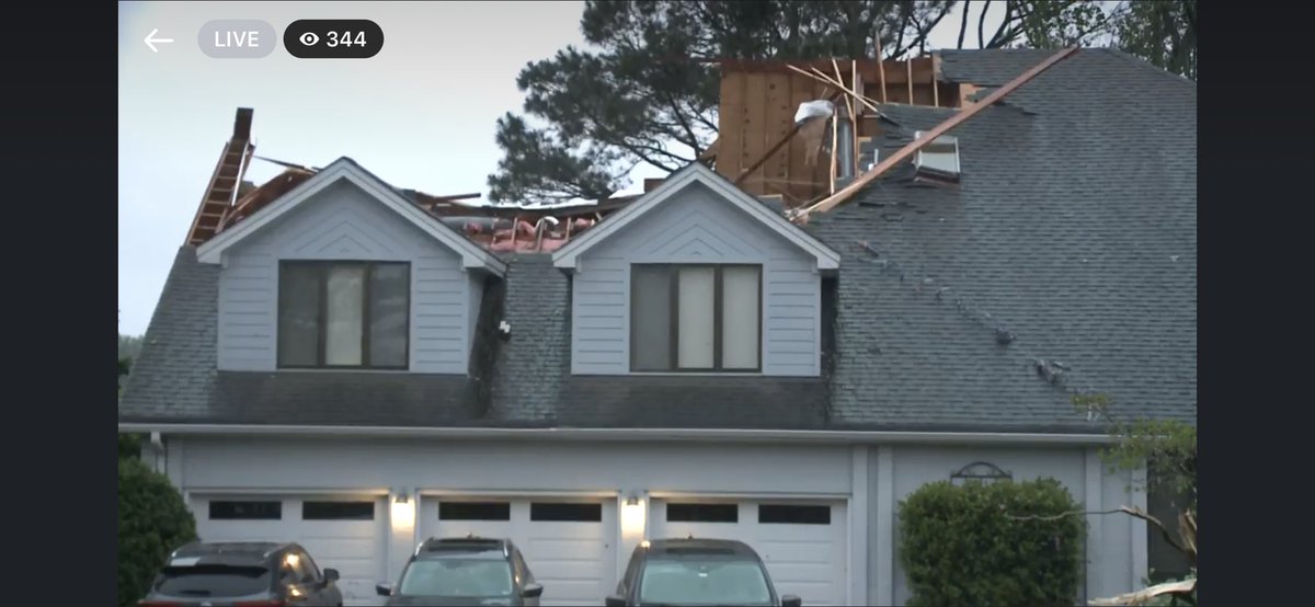 tornadicwonder's tweet photo. This home lost part of its roof from the #tornado in Virginia Beach, #VAwx today! Credits to WKTR News 3 Via Facebook Live! https://t.co/IHEI4COweC
