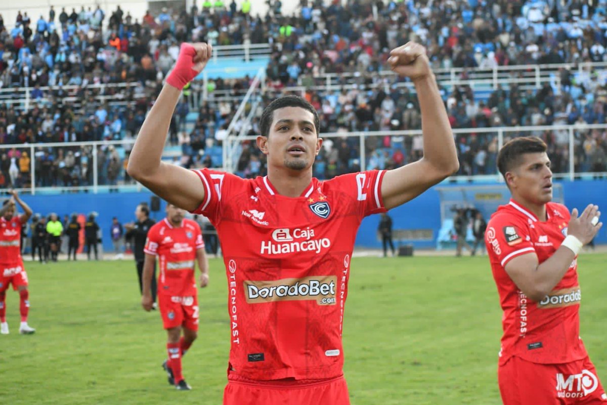 5 horas esperando, 10 horas viajando y llegando 3 am pero este equipo confirma el compromiso y que solo juntos saldremos de este adelante. Mucho por mejorar pero con la felicidad que sin excusas entregamos todo. Arriba Cienciano ♥️♥️