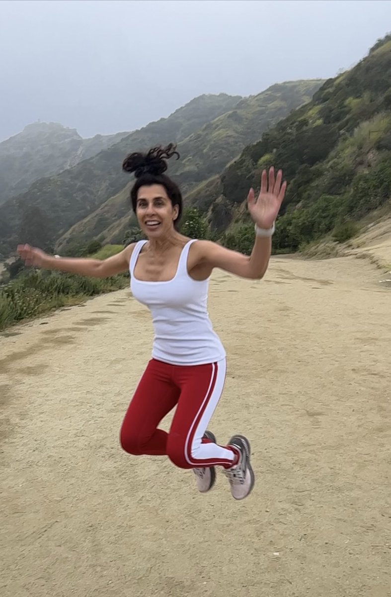 DrMarthaGulati's tweet image. Hiking with the family on Sunday (as has become our tradition!) and getting them to pose is harder than one thinks! But sometimes @MGsHusbandtakes pictures when I am being an idiot too!  #cardiologistswhorun #runyoncanyon #dogswhorun @DBelardoMD @HeartOTXHeartMD @iamritu
