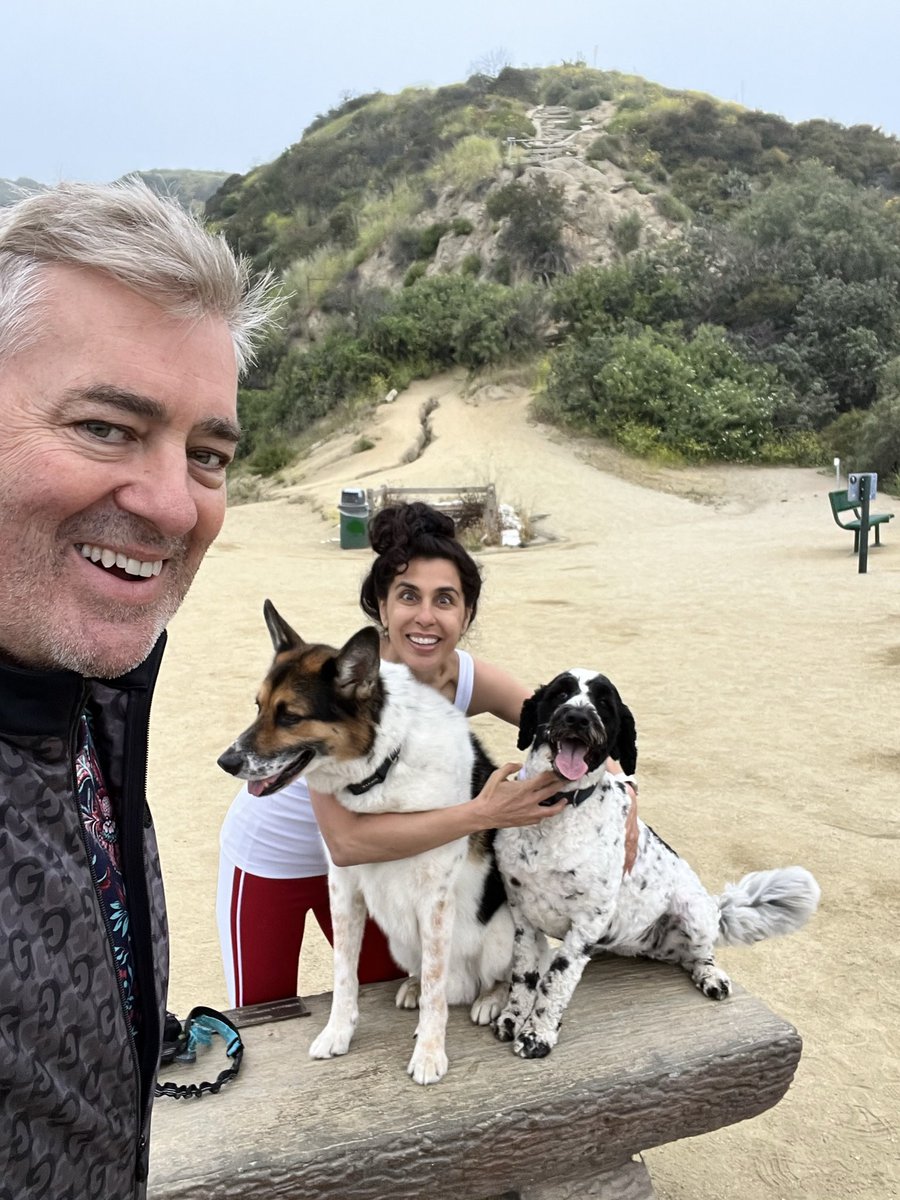 DrMarthaGulati's tweet image. Hiking with the family on Sunday (as has become our tradition!) and getting them to pose is harder than one thinks! But sometimes @MGsHusbandtakes pictures when I am being an idiot too!  #cardiologistswhorun #runyoncanyon #dogswhorun @DBelardoMD @HeartOTXHeartMD @iamritu
