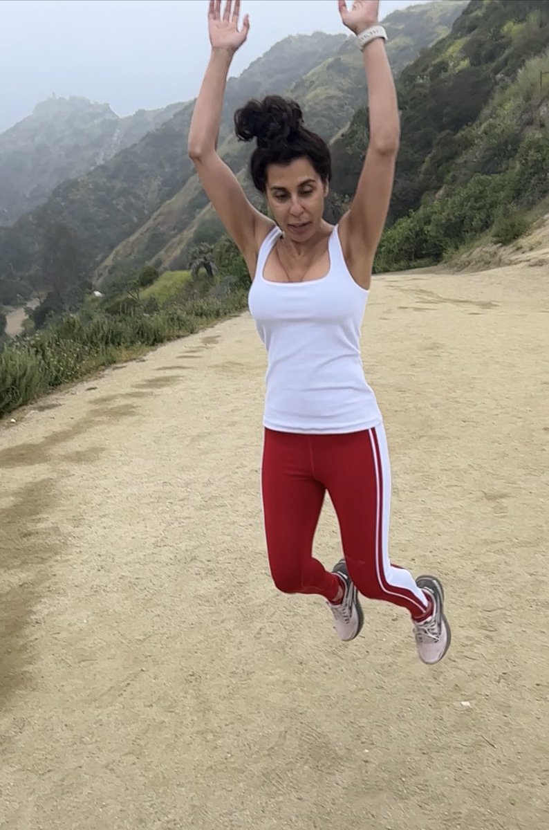 DrMarthaGulati's tweet image. Hiking with the family on Sunday (as has become our tradition!) and getting them to pose is harder than one thinks! But sometimes @MGsHusbandtakes pictures when I am being an idiot too!  #cardiologistswhorun #runyoncanyon #dogswhorun @DBelardoMD @HeartOTXHeartMD @iamritu