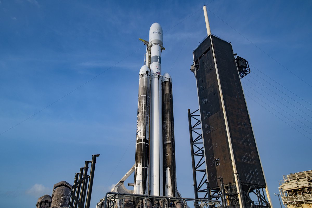 T-1 hour until Falcon Heavy's launch of <a href="/ViasatInc/">Viasat</a>’s ViaSat-3 Americas mission; weather is 95% favorable for liftoff at 8:26 p.m. ET → spacex.com/launches/missi…