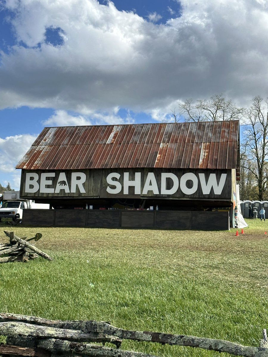 RustySW's tweet image. What an afternoon, @JasonIsbell and the 400 unit! It was amazing to see you here in the 🇺🇸 after an incredible week of getting married, seeing a nascar race, seeing New Orleans and so much more! Also, @amythystkiah, your voice is incredible! 
#bearshadow #longwayfromhome #eloped