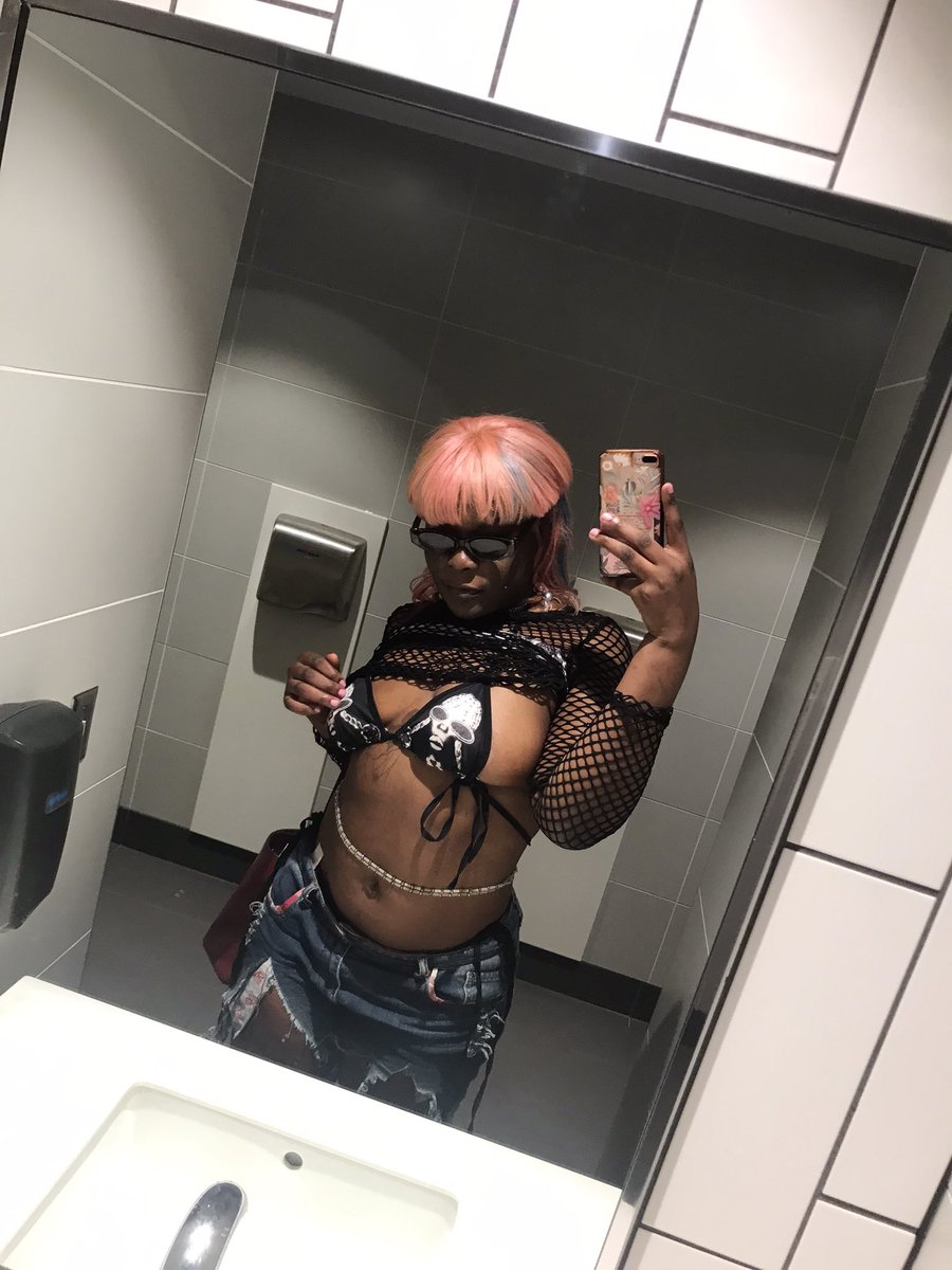 tayodamnshoes's tweet photo. Took some 🍄 why I feel like I’m in a cute ass butterfly ass world 🌷🌸 https://t.co/9uYZ5yX8n3