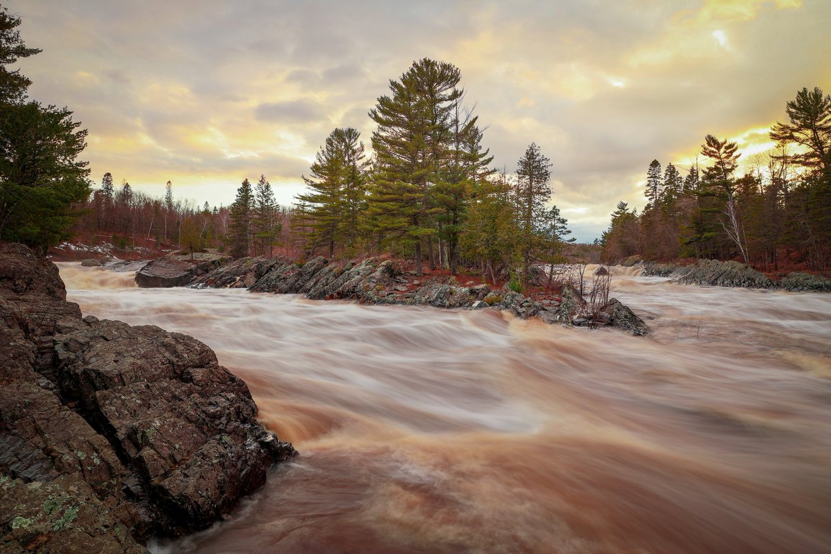 MatthewMerrell1's tweet image. Sunset on the River

Slow shutter speed
Flowing water
Crisp rocks 

#canon 6D mk II
#neutraldensityfilter