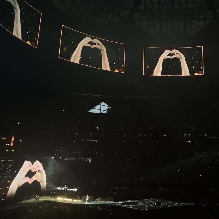 solcugazete's tweet photo. Taylor Swift, konser turnesinde simge olarak kalp işaretini kullanmaya başladı. https://t.co/3DheNOkSb8