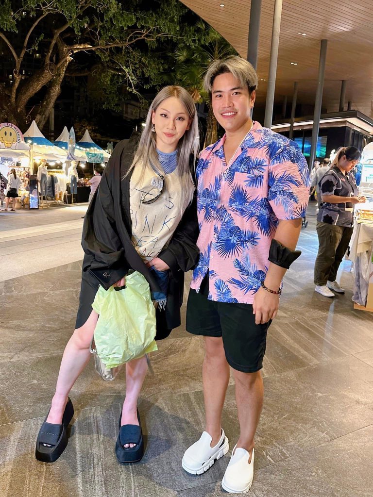 memealuvzCLx's tweet photo. CL with a fan at Thailand ㅡ “I was selling clothes and someone came to grab the shirt. I looked up. Oh. This person looks like CL of 2NE1. Let me stare for a moment. Damn!!!!!! I'm totally out of control. And the person standing next to her is HyunA 4 minute wtffff!!!! https://t.co/Te1p30tnFU