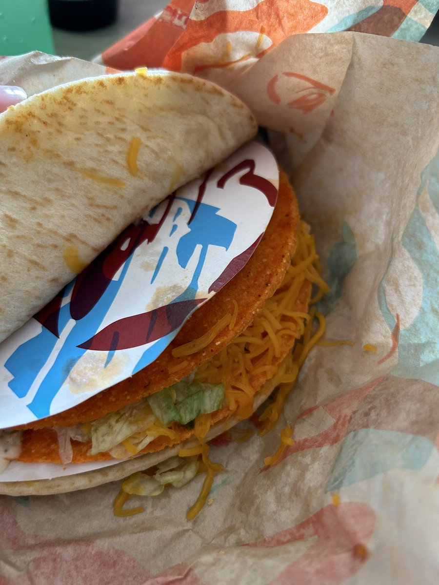 StephhOatsss's tweet photo. Ordered @tacobell for lunch… thought I’d get a cheesy Gordita with the Doritos locos taco shell. Didn’t realize that I had to ask for no paper. 😐 https://t.co/D89RS2clds