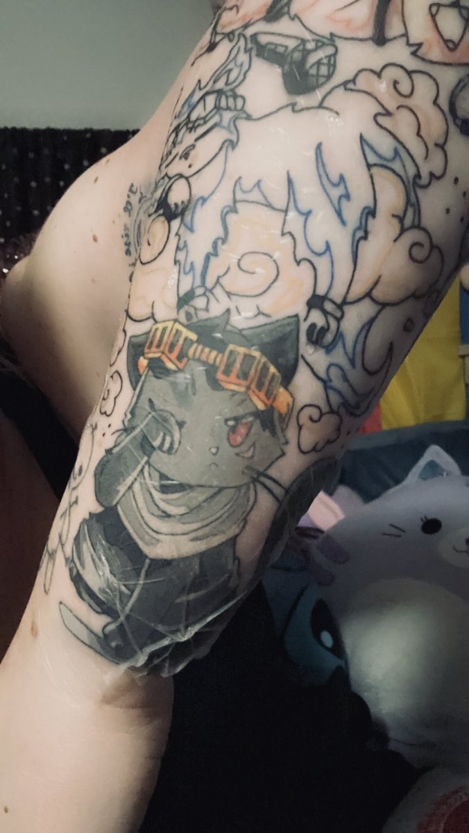 catty_jayy_cos's tweet photo. Got the Rooftop Trio tattooed last week by an amazing local artist @LarpLikeRae line work is complete and Aizawa colored in 🥰 They are so precious and I can’t wait to go back and get Mic and Oboro finished 💜
#MyHeroAcadamia #rooftoptrio #erasermiccloud #tattoo https://t.co/VfEQyIxdvT