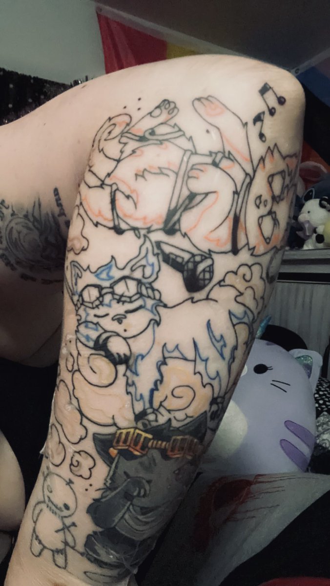 catty_jayy_cos's tweet photo. Got the Rooftop Trio tattooed last week by an amazing local artist @LarpLikeRae line work is complete and Aizawa colored in 🥰 They are so precious and I can’t wait to go back and get Mic and Oboro finished 💜
#MyHeroAcadamia #rooftoptrio #erasermiccloud #tattoo https://t.co/VfEQyIxdvT