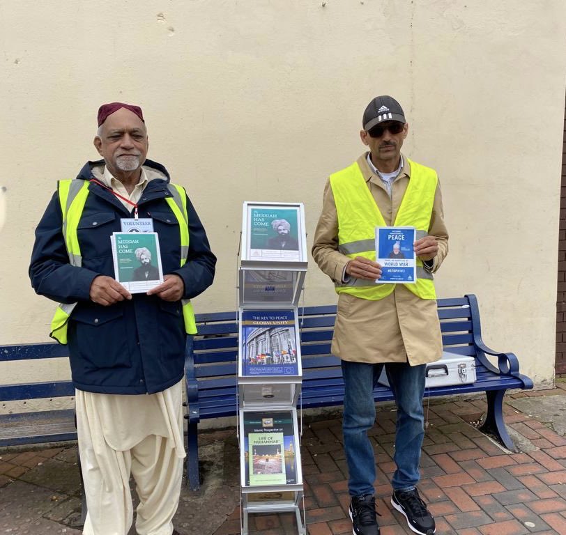 amea_wm's tweet image. #messageofpeace Members of ⁦@amea_wm⁩ Birmingham west distributing message of peace at black Heath high street ⁦@BlackheathSoc⁩ ⁦@ukmuslims4peace⁩ ⁦@Ansarullah_UK⁩