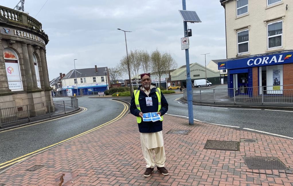 amea_wm's tweet image. #messageofpeace Members of ⁦@amea_wm⁩ Birmingham west distributing message of peace at black Heath high street ⁦@BlackheathSoc⁩ ⁦@ukmuslims4peace⁩ ⁦@Ansarullah_UK⁩