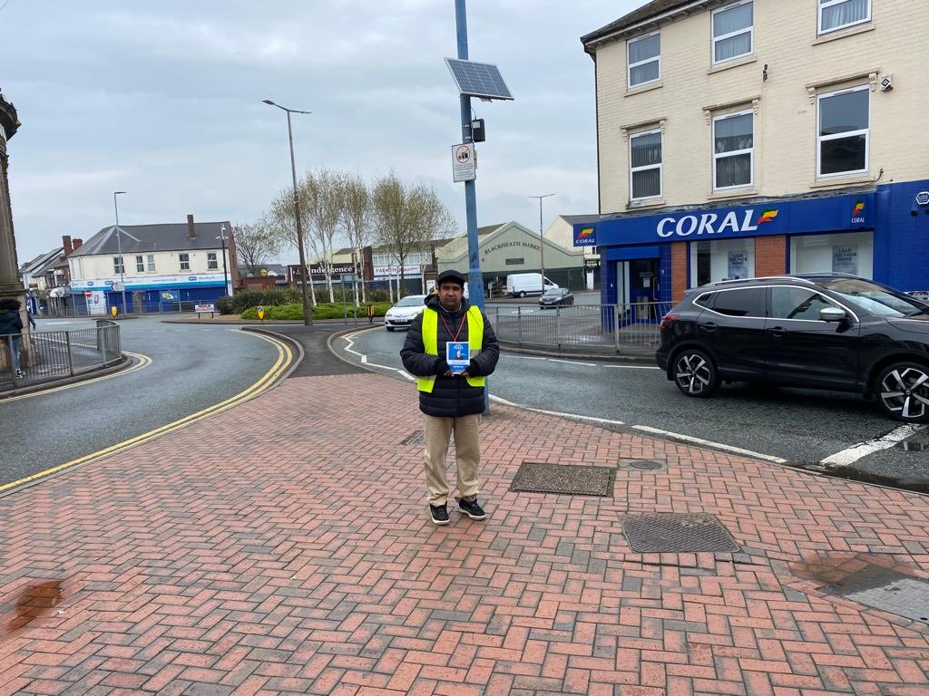 amea_wm's tweet image. #messageofpeace Members of ⁦@amea_wm⁩ Birmingham west distributing message of peace at black Heath high street ⁦@BlackheathSoc⁩ ⁦@ukmuslims4peace⁩ ⁦@Ansarullah_UK⁩