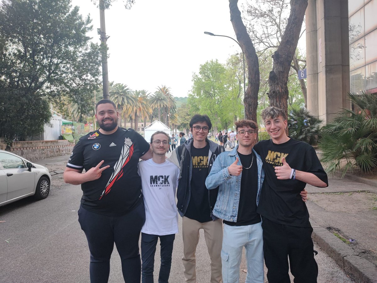 Ora che siamo a casa sani e salvi (Forza Napoli)
Ovviamente amareggiati per la sconfitta ma felici di esserci stati ed ora si aspetta la classifica per il Blooming talents #DrawnToDare🖤💛(<a href="/corriragazzo/">Corriragazzo</a> ci abbandona per non fare la foto cringe)