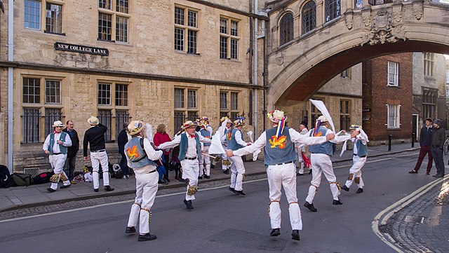 HMCOxford's tweet photo. Tomorrow, Mon 1 May sees Oxford's traditional May Morning celebration for the coming of #Spring.๐ทCelebrations start at 6am with @magdalenoxford's Choir singing at the Great Tower. #EarlyMorningFun
๐ทEd Webster, CC BY 2.0 https://t.co/MNLmYhqqHy, via Wikimedia Commons https://t.co/uPvlCr1hbR