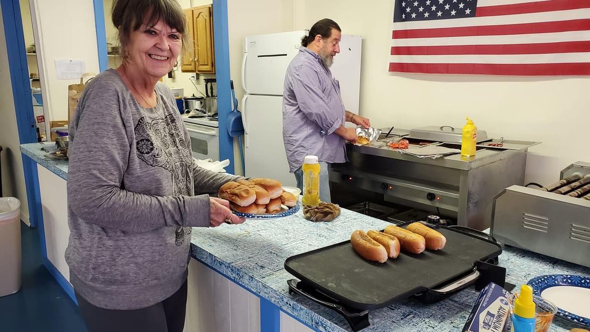 MercerWVDems's tweet photo. Fifty hot dogs. Fifteen minutes! Mercer Co. Dems prepared 50 slaw dogs with chili and delivered them to Concord University kids. What a great way to spend a Saturday! https://t.co/jqRl08cCiA