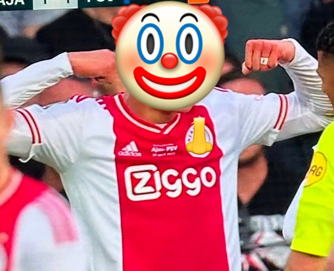 Hardekern010's tweet photo. Daar sta je dan clown! 😂😂
#bekerfinale #alvarez #psvaja #ajax https://t.co/ZNT7HFTFKm