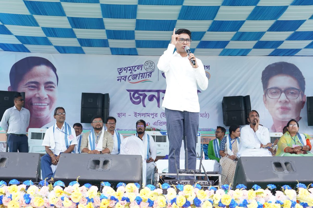 TrinankurWBTMCP's tweet photo. #TrinamooleNaboJowar is the name of the campaign to:

⏩ Rise above political interests and provide service to all,
⏩ Give people complete freedom to choose their own candidates,
⏩ Fulfill the promises made before election.

- Shri @abhishekaitc on day 5 of #JonoSanjogYatra https://t.co/KQNKLIvdwr