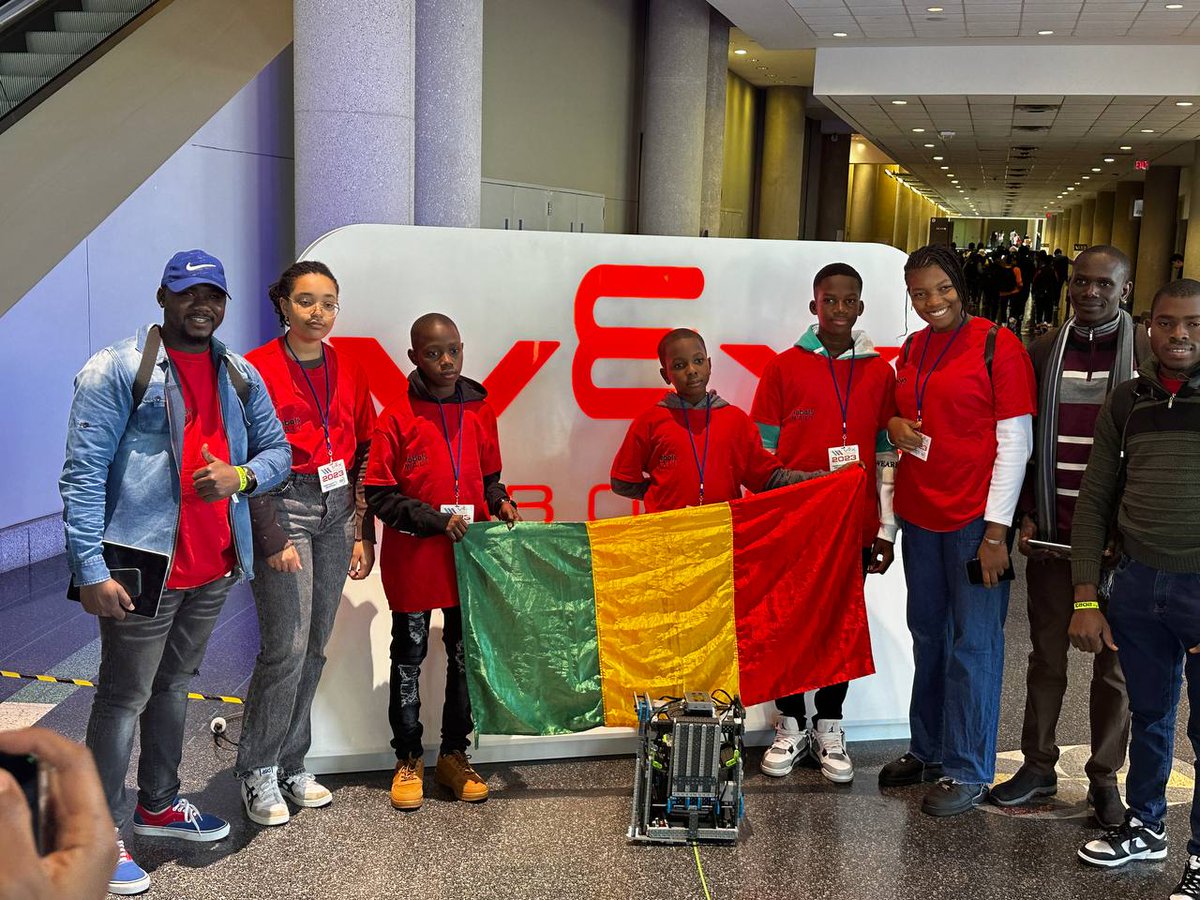 ROBOTSMALI1's tweet image. "Bolo den kôni kelen té sé ka bèlè ta"-L'union fait la force
Nous sommes ravis d'avoir le soutien de la diaspora africaine du #Mali alors que nous représentons l'#Afrique🌍 et le Mali🇲🇱 à la compétition #VEXRobotics! Nous sommes prêts à concourir et à rivaliser avec les meilleurs