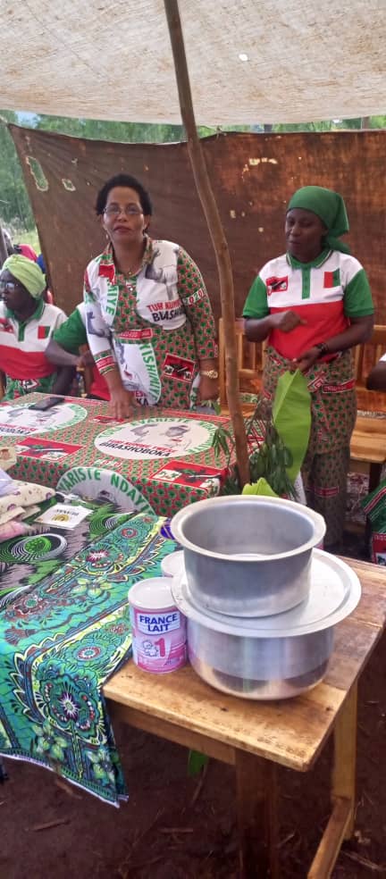 CnddFddMakamba's tweet photo. #Burundi. Kur’uyu wa 30/4/2023, Buramatari wa   @makambaProvince n’umukuru w’abakenyererarugamba mu ntara bagiye kwibarutsa umuryango wibarutse Ubushuri   muri Komine Kayogoro ku mutumba Borera, bitwaje agakemanyi kagizwe n'ibiseke, impuzu z'abana , ibitenge , Amata n'isafuriya. https://t.co/7zNJFw3tuN