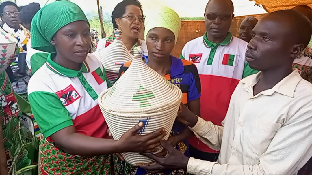 CnddFddMakamba's tweet photo. #Burundi. Kur’uyu wa 30/4/2023, Buramatari wa   @makambaProvince n’umukuru w’abakenyererarugamba mu ntara bagiye kwibarutsa umuryango wibarutse Ubushuri   muri Komine Kayogoro ku mutumba Borera, bitwaje agakemanyi kagizwe n'ibiseke, impuzu z'abana , ibitenge , Amata n'isafuriya. https://t.co/7zNJFw3tuN