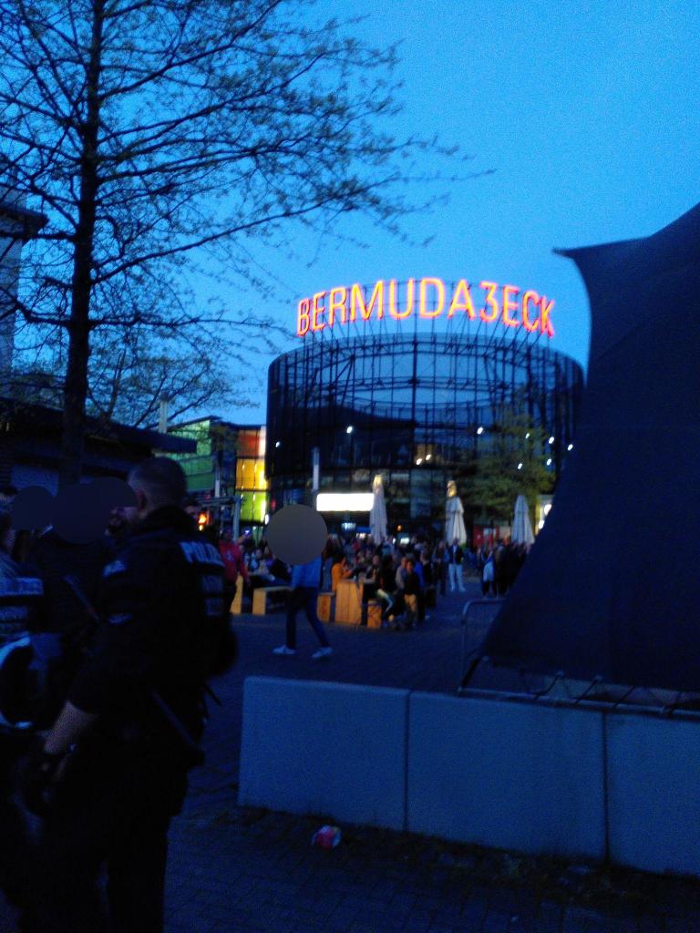 afa170's tweet photo. 2115 Während es aus der Demo "Alerta alerta antifascista" und "1. Mai Nazifrei" gerufen wird, erklärt die Demomoderation den interessierten Passant:innen: Wir sind heute auf der Straße für Emanzipation, Gleichberechtigung und das gute Leben für Alle!
#Bo3004 https://t.co/nSHBC8H5Rk