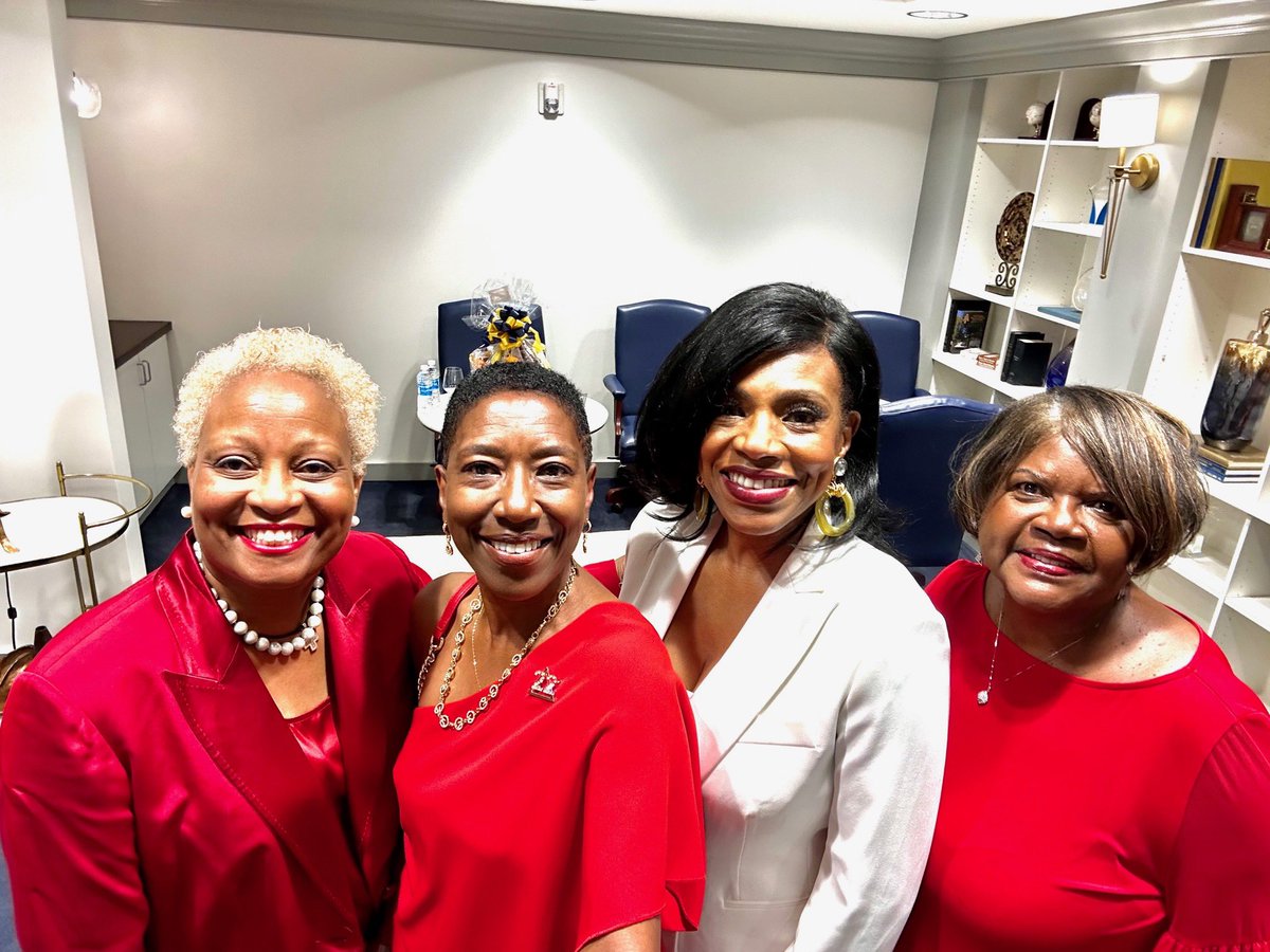 DSTGreensboro's tweet photo. GAC president and vice presidents spend a few minutes with honorary member Sheryl Lee Ralph @thesherylralph before she gives remarks at NCA&amp;T's Town &amp; Gown event #gacdst #1913 #sensationalSAR #DST1913 https://t.co/w6lAbuYwe0