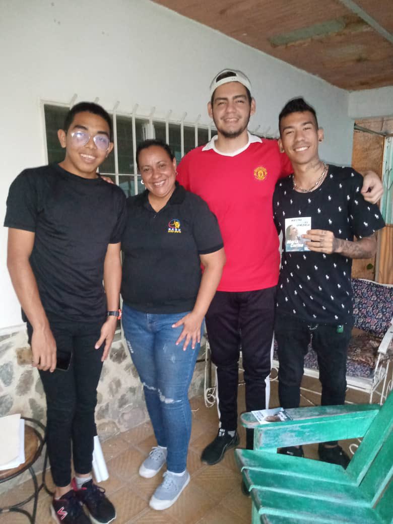 VenteJovenArag's tweet photo. ¡Es nuestro momento y vamos con todo! El día sábado 29 de abril, fue conformado nuestro equipo juvenil del municipio Francisco Linares Alcantara, en presencia del coordinador municipal Eiran Briceño, y el coordinador de universidades Anderson Rodríguez.
#SalvemosLasPrimarias https://t.co/0CiG5sfoUj