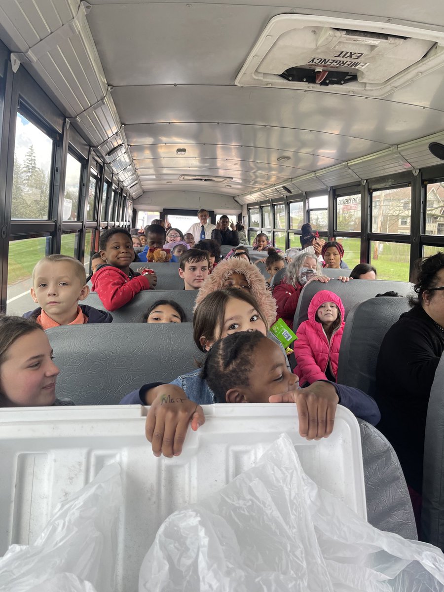 EricMichigan's tweet photo. Full Bus on the Mark Bus!!! That time of the year, true test if you are really a bus worker. Goldfish 🐡 Sunday!!! #Fishyfishy🎶 #swallowgoldFish 🚌🚌🚌🚌🚌😯😲🐠🐟 Great day for my bus Captain 👨✈️ @garywlindsey https://t.co/YxLG9DiUue