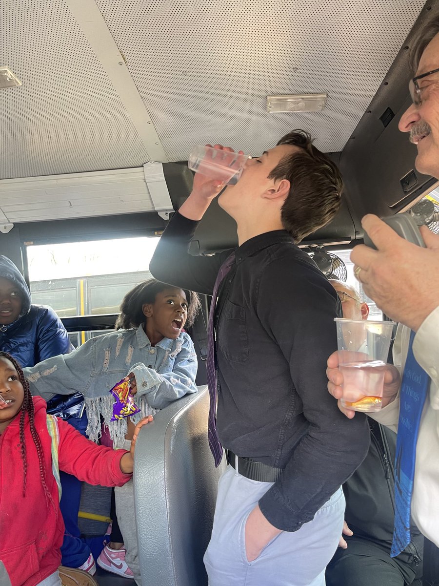 EricMichigan's tweet photo. Full Bus on the Mark Bus!!! That time of the year, true test if you are really a bus worker. Goldfish 🐡 Sunday!!! #Fishyfishy🎶 #swallowgoldFish 🚌🚌🚌🚌🚌😯😲🐠🐟 Great day for my bus Captain 👨✈️ @garywlindsey https://t.co/YxLG9DiUue