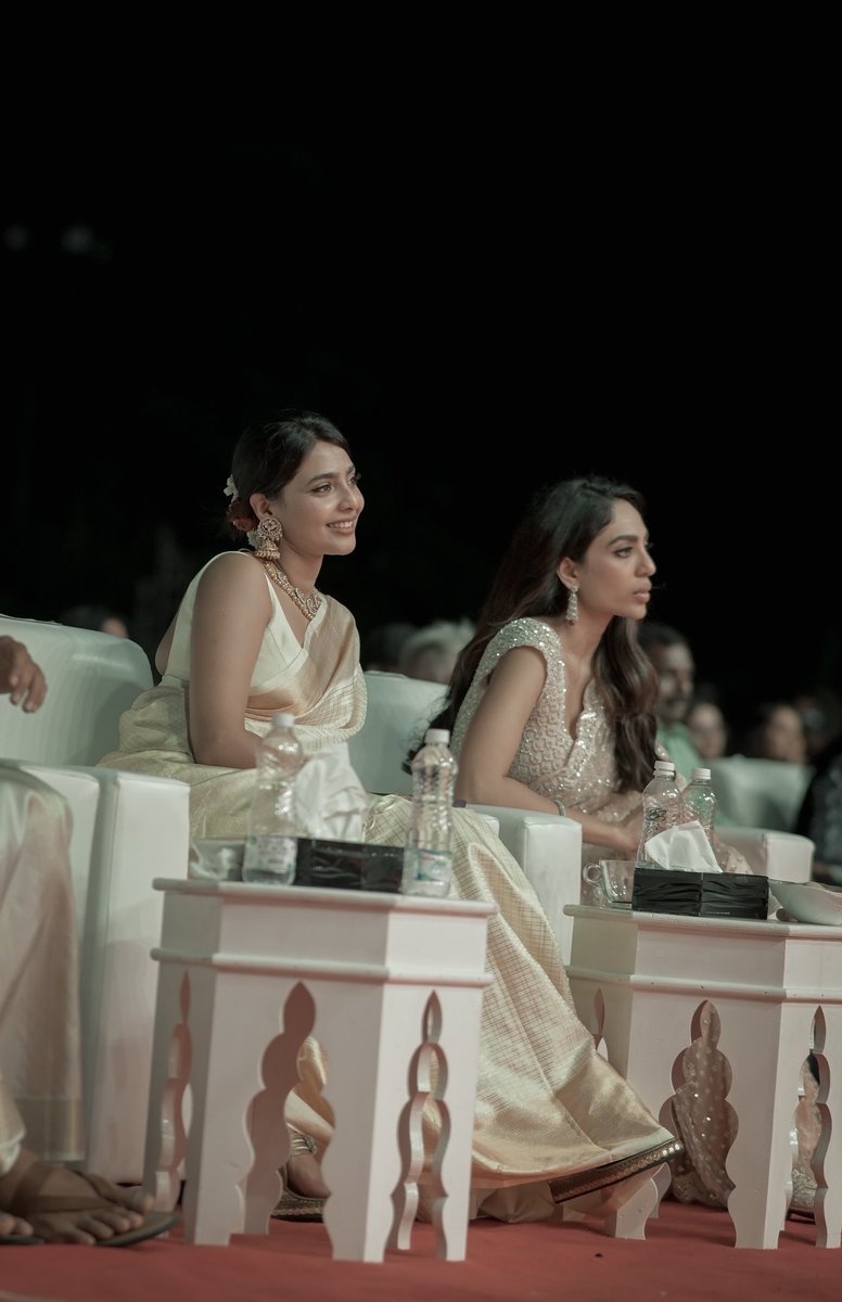 PrijunP's tweet photo. @aishu_dil
From  PS - 2 Kerala Launch
@flowersonair 
#flowerstvshow #ponninselvan #ps2 #kochi #vikram #AishwaryaRai https://t.co/qK3JYTEjUY