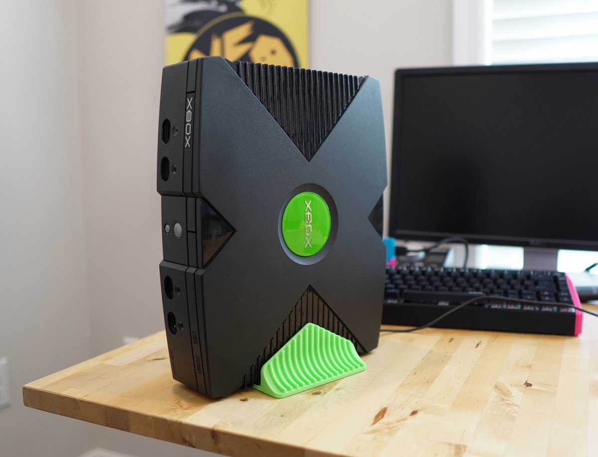 ToddsNerdCave's tweet photo. I have released my vertical stand for the original #Xbox on Printables!

A like and RT would be very appreciated! 

And if you print one, post up a pic and tag me in it.

#Originalxbox 

https://t.co/SbVMzEcBoS https://t.co/dbHBWxX1Eh