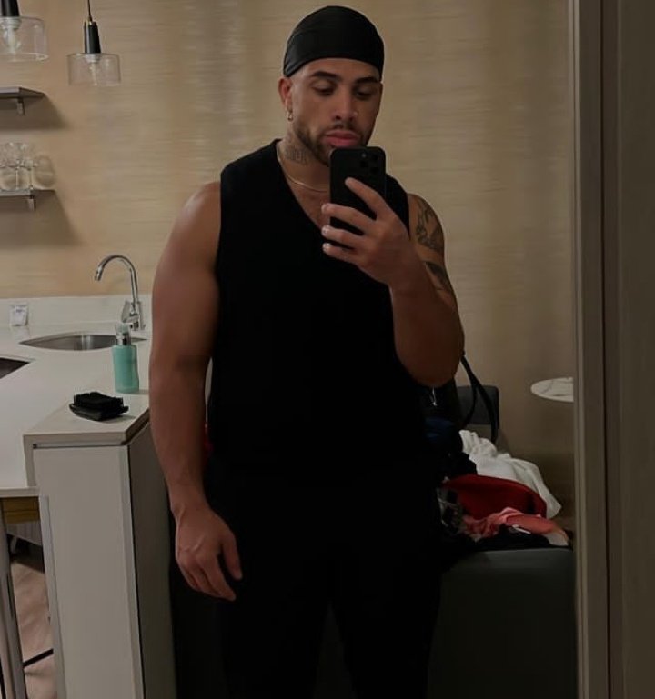 Telerealoff's tweet photo. Freeman: "je sais que je suis dans une friendzone, mais s'il ya moyen de moyenner.." 🤣 l'homme free!!
#LaVilla8 https://t.co/x2ijowvj4B