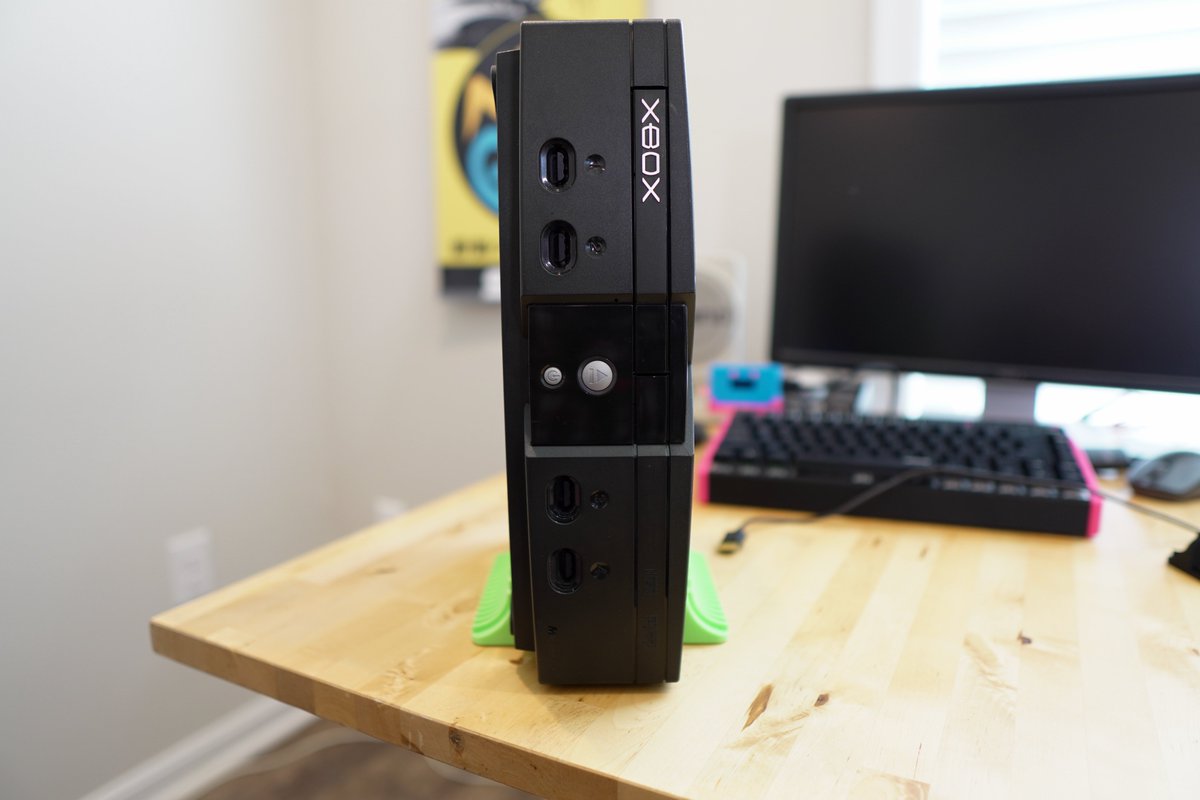 ToddsNerdCave's tweet photo. I have released my vertical stand for the original #Xbox on Printables!

A like and RT would be very appreciated! 

And if you print one, post up a pic and tag me in it.

#Originalxbox 

https://t.co/SbVMzEcBoS https://t.co/dbHBWxX1Eh