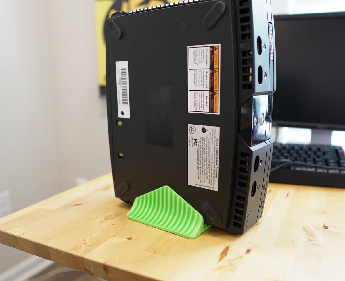 ToddsNerdCave's tweet photo. I have released my vertical stand for the original #Xbox on Printables!

A like and RT would be very appreciated! 

And if you print one, post up a pic and tag me in it.

#Originalxbox 

https://t.co/SbVMzEcBoS https://t.co/dbHBWxX1Eh