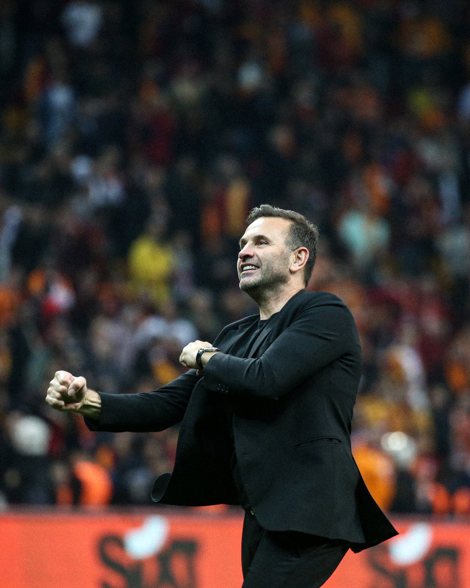ultrAslan's tweet photo. #AslaYalnızDeğilsiniz 👊🏻

Okan Hocamız, Kaptanımız Muslera ve Bütün Takım;

Buraya kadar siz getirdiniz, ŞAMPİYONLUK KUPASINI KALDIRACAK YİNE SİZLERSİNİZ!

Yönetim - Futbolcu - Taraftar ŞAMPİYON OLACAKSIN GALATASARAY!

#ultrAslan https://t.co/mHcQ2oVmhn