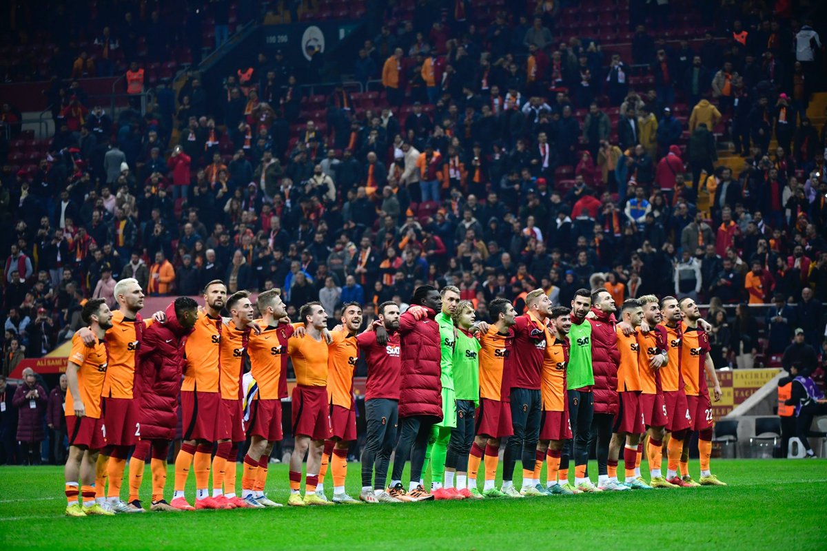ultrAslan's tweet photo. #AslaYalnızDeğilsiniz 👊🏻

Okan Hocamız, Kaptanımız Muslera ve Bütün Takım;

Buraya kadar siz getirdiniz, ŞAMPİYONLUK KUPASINI KALDIRACAK YİNE SİZLERSİNİZ!

Yönetim - Futbolcu - Taraftar ŞAMPİYON OLACAKSIN GALATASARAY!

#ultrAslan https://t.co/mHcQ2oVmhn