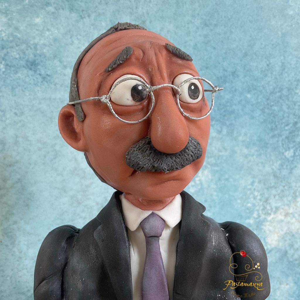 erdal_c's tweet photo. @kilicdarogluk bir pastacının evinde sizin de karikatürize edilmiş şeker hamurundan bir büstünüz olmalıydı. #pastamanya yine harikalar yarattı. Umarım bir gün size hediye edebiliriz. https://t.co/baC9xfOEdq