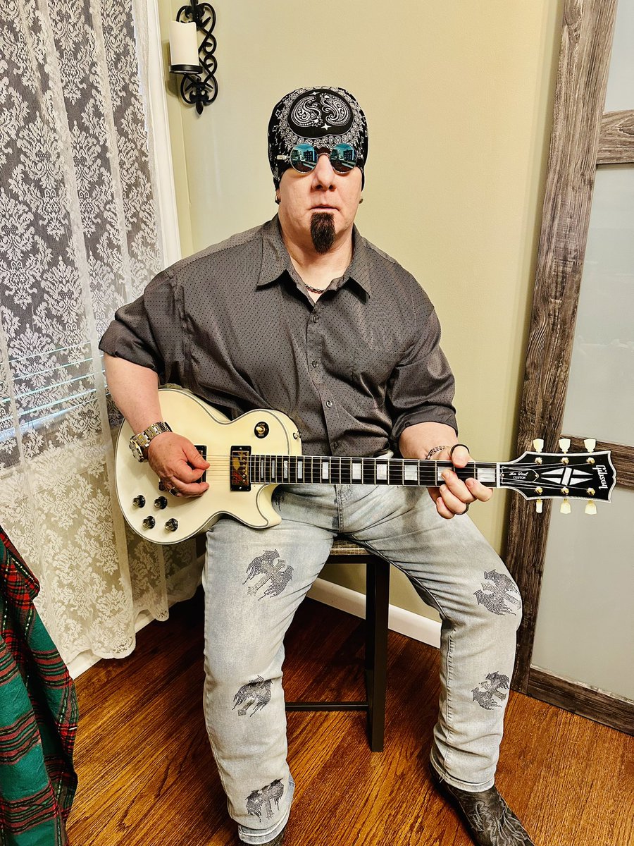 KippAngel's tweet image. When Only Gibson Will Do @CustomGibson @gibsonguitar @GibsonGarage @Gueikian @SeymourDuncan @KippAngel @EdenLake @MesaBoogie @marshallamps @Marcludeman1 @Hughes_Kettner @VictoryAmps @OrangeAmps @OzzysBoneyard @fm_fck @michaelalago1 #livelife #livedogs