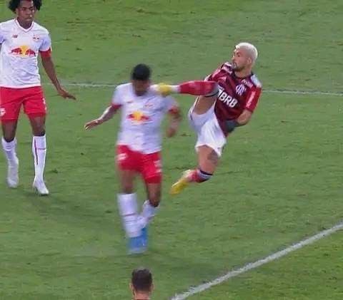 dxdfcb's tweet photo. o sampaoli vai entrar em campo assim https://t.co/yAohuag4ZK