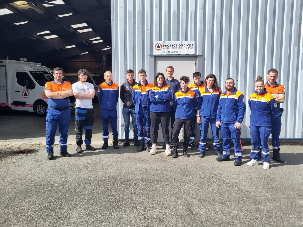ProtecCivile35's tweet photo. Du lundi 24 avril au vendredi 28 avril, 11 #bénévoles ont passé la formation #PSE1.
Le PSE1, ou premiers secours en équipe de niveau 1, est une formation qui dure 5 jours. Cette formation permet d'acquérir toutes les #compétences permettant de devenir un #secouriste https://t.co/MpfE8kwA11