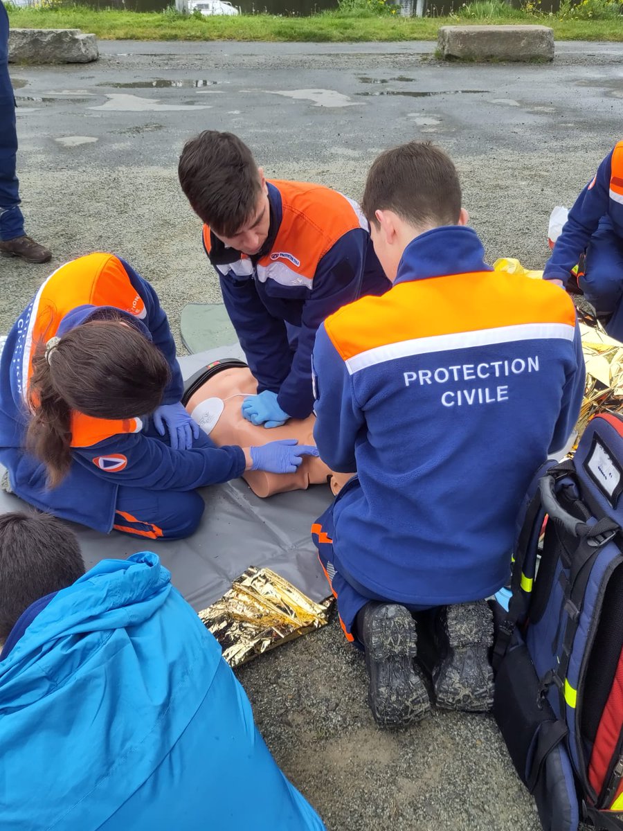 ProtecCivile35's tweet photo. Du lundi 24 avril au vendredi 28 avril, 11 #bénévoles ont passé la formation #PSE1.
Le PSE1, ou premiers secours en équipe de niveau 1, est une formation qui dure 5 jours. Cette formation permet d'acquérir toutes les #compétences permettant de devenir un #secouriste https://t.co/MpfE8kwA11