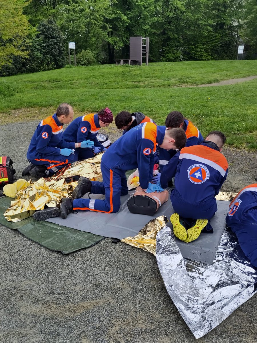 ProtecCivile35's tweet photo. Du lundi 24 avril au vendredi 28 avril, 11 #bénévoles ont passé la formation #PSE1.
Le PSE1, ou premiers secours en équipe de niveau 1, est une formation qui dure 5 jours. Cette formation permet d'acquérir toutes les #compétences permettant de devenir un #secouriste https://t.co/MpfE8kwA11