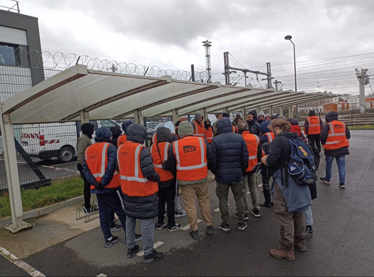 AnasseKazib's tweet photo. Les aiguilleurs du plus grand poste ferroviaire de France, entament une grève massive à partir de mardi, 100% de grévistes sans reprise. Ils sont en grève depuis début mars, contre la réforme, les conditions de travail et de salaires. 
Aidez-les à gagner !
https://t.co/ig9cIoSp5n https://t.co/75uqUIkyxF