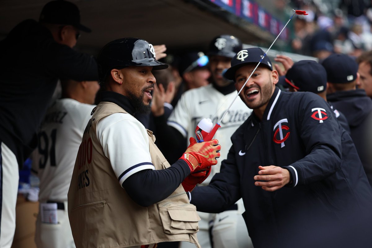“Land of 10,000 Rakes”

The Twins new home run celly 🎣

(via <a href="/Twins/">Minnesota Twins</a>)