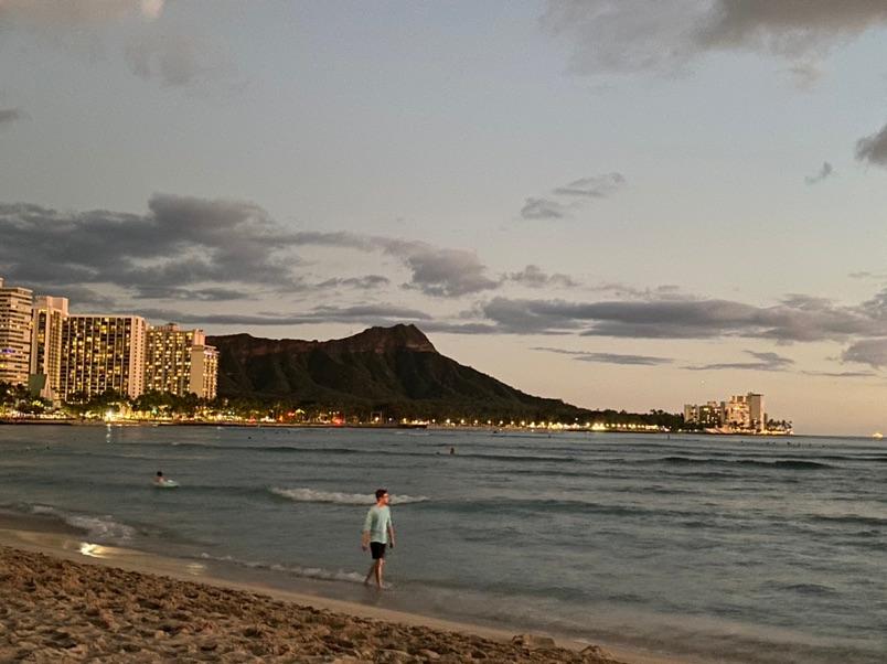 travelusaexp's tweet image. Waikiki Sunset walk. One of the best places on Earth for a stroll through the warm water. #travelusaexpress #visithi #visithawaii #hawaii #waikiki #oahu #honolulu #travelhawaii #sunsettravel #sunsetphoto #familytravel