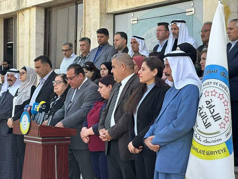 PKK'nin yönetip adına  qûzê Suriye özerk yönetim  dediği sistemin içinde Kürt yok tamamına yakını Arap...

Yorum sizin..